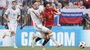 Pemain Rusia, Daler Kuziaev (kiri) berebut bola dengan pemain Spanyol,  Isco pada laga 16 besar di Luzhniki Stadium, Moskow, Rusia, (1/7/2018). Rusia dan Spanyol bermain imbang 1-1. (AP/Alexander Zemlianichenko)