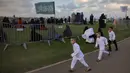 Umat muslim berkumpul untuk melaksanakan salat Idul Fitri yang menandai berakahirnya bulan suci Ramadan di sebuah taman di Jaffa, Israel, Minggu (24/5/2020). Jaffa merupakan kota campuran Yahudi-Arab. (AP Photo/Oded Balilty)