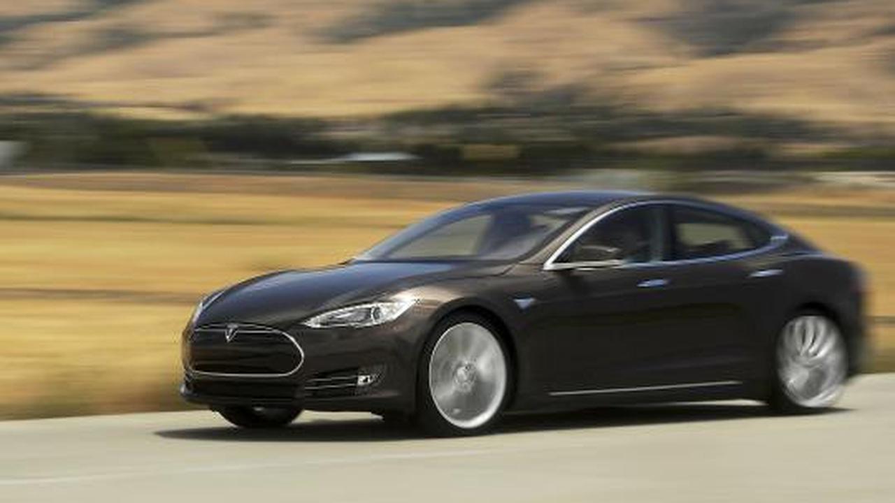 Tesla Model S, sedan sport tenaga listrik resmi dipasarkan.