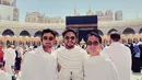 Reza Rahadian diketahui baru menjalani ibadah Umroh. Di beberapa potret yang diunggah beberapa kerabatnya, pesona Reza Rahadian yang bikin adem curi perhatian netizen an banjir pujian. [Foto: Instagram/aryaibrahims]