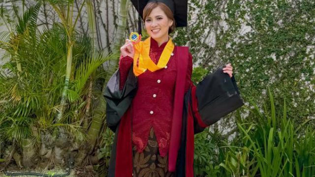 6 Seleb Wanita Wisuda Pakai Kebaya di Sepanjang Tahun 2025, Inspirasi Gaya