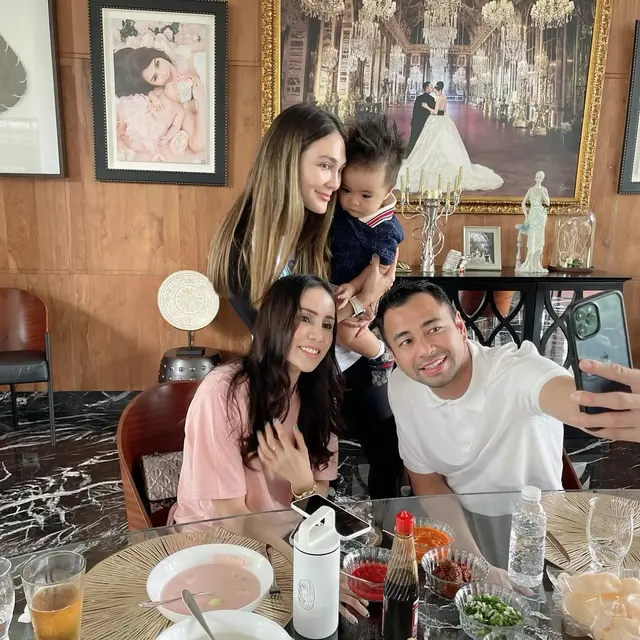 Luna Maya dan Raffi Ahmad bertandang ke rumah Momo Geisha di Malang (Foto: Instagram/@therealmomogeisha)