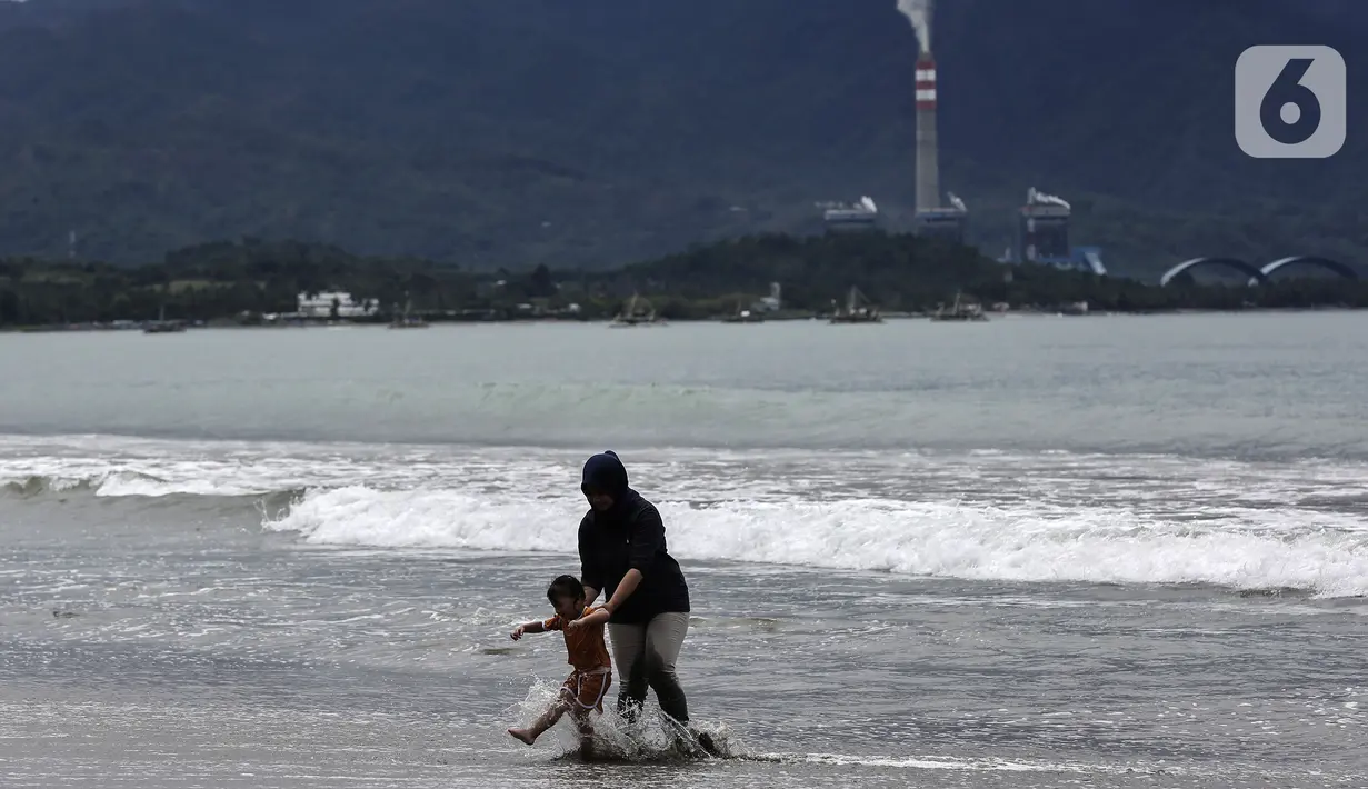 Warga bermain air di Pantai Pelabuhan Ratu, Kabupaten Sukabumi, Jawa Barat, Jumat (12/11/2021). Penerapan Pemberlakuan Pembatasan Kegiatan Masyarakat (PPKM) Level 1 membolehkan objek wisata kembali buka, salah satunya Pantai Pelabuhan Ratu. (Liputan6.com/Johan Tallo)