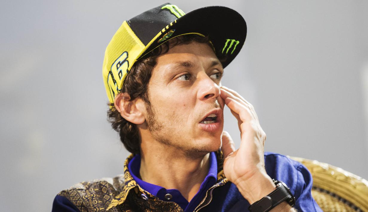 Mimik muka Valentino Rossi saat konferensi pers peluncuran motor baru Yamaha, Xabre, di The Mulia Resort, Bali, Selasa (26/1/2016). (Bola.com/Vitalis Yogi Trisna)