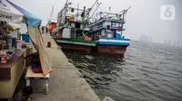 Kapal bersandar di Kali Adem, Muara Angke, Jakarta Utara, Sabtu (2/10/2021). Teluk Angke dan Ancol yang ada di wilayah Jakarta Utara dilaporkan tercemar paracetamol dengan konsentrasi tinggi. (Liputan6.com/Faizal Fanani)