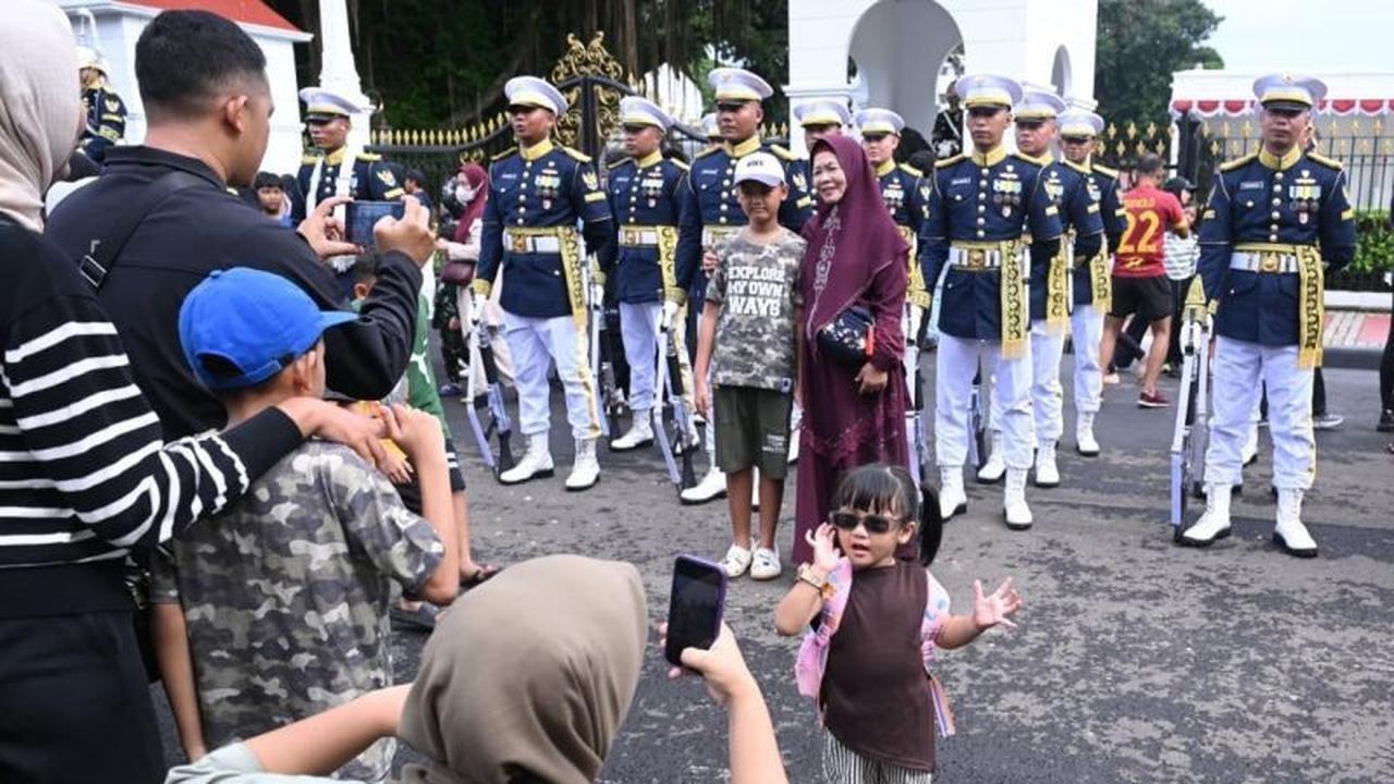 Antusiasme Warga Saksikan Serah Terima Paspampres Istana Merdeka Jadi Atraksi Rutin