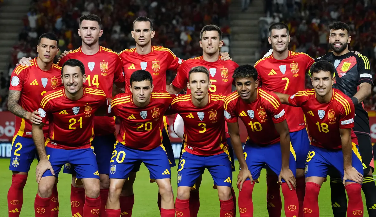 Pemain Spanyol, Martin Zubimendi (kanan depan) menjadi starter pada laga laga lanjutan UEFA Nations League melawan Denmark di Nueva Condomina Stadium, Murcia, Spanyol, Minggu (13/10/2024) dini hari WIB. (AP Photo/Jose Breton)