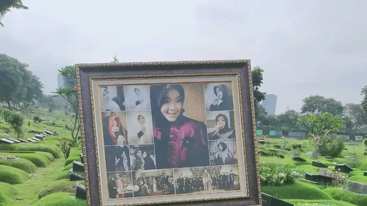 Prosesi penggalian makam mendiang Rina Gunawan di TPU Tanah Kusir (Kapanlagi.com/ Budy Santoso)