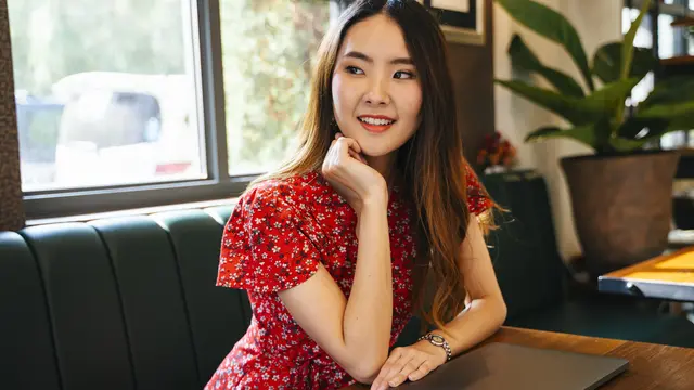 wanita november aura zodiak