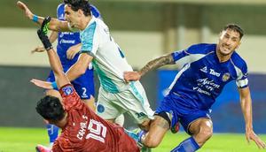 Pergumulan antara Cahya Supriadi, Eduardo Barbosa, dan Franco Ramos Mingo dalam laga lanjutan BRI Super League 2025/2026 di Stadion Maguwoharjo, Sleman, Jumat (27/2/2026). (Dok. PSBS Biak)