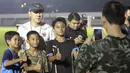 Tidak hanya para pemain, fans cilik foto juga menyasar pelatih Timnas Indonesia U-19, Shin Tae-yong, untuk diajak foto bersama. (Bola.com/M Iqbal Ichsan)