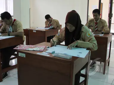 Sejumlah siswa mengikuti Ujian Nasional (UN) secara Paper Base Test (PBT) atau manual di SMAN Luar Biasa 01 Jakarta, Rabu (15/4/2015). 10 siswa mengikuti Ujian Nasional di hari ke 3 ini. (Liputan6.com/Helmi Afandi)