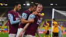 Striker Burnley, Ashley barnes (kanan), melakukan selebrasi bersama rekan-rekannya usai mencetak gol pertama timnya ke gawang Wolverhampton Wanderers dalam laga lanjutan Liga Inggris pekan ke-14 di Turf Moor Stadium, Senin (21/12/2020). Burnley menang 2-1 atas Wolverhampton. (AFP/Gareth Copley/Pool)