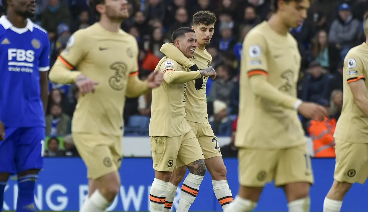 Penyerang Chelsea, Kai Havertz berselebrasi dengan rekan setimnya Enzo Fernandez setelah mencetak gol ke gawang Leicester City pada pertandingan lanjutan Liga Inggris di stadion King Power di Leicester, Inggris, Minggu (12/3/2023). Chelsea menang atas Leicester City dengan skor 3-1. (AP Photo/ Rui Vieira)