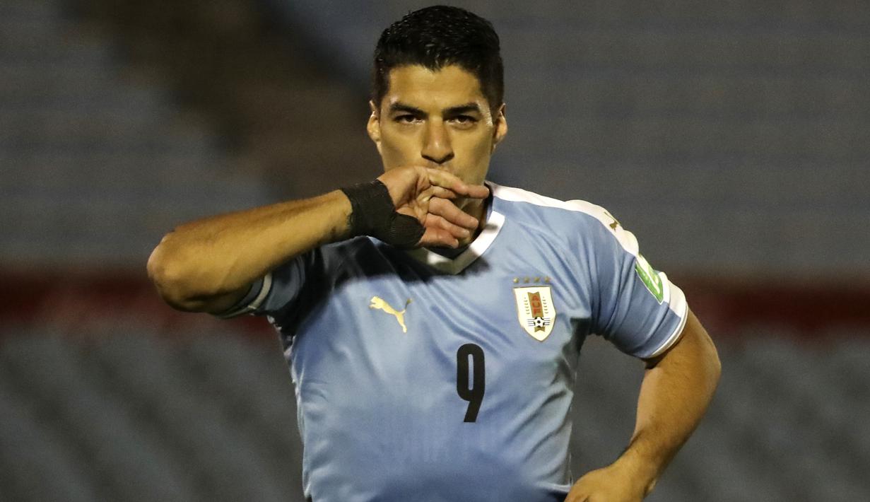 Penyerang Uruguay, Luis Suarez, merayakan gol yang dicetaknya ke gawang Chile pada laga kualifikasi Piala Dunia 2020 zona Amerika Selatan di Estadio Centenario, Jumat (9/10/2020) pagi WIB. Uruguay menang 2-1 atas Chile. (AFP/ Raul Martinez/pool)