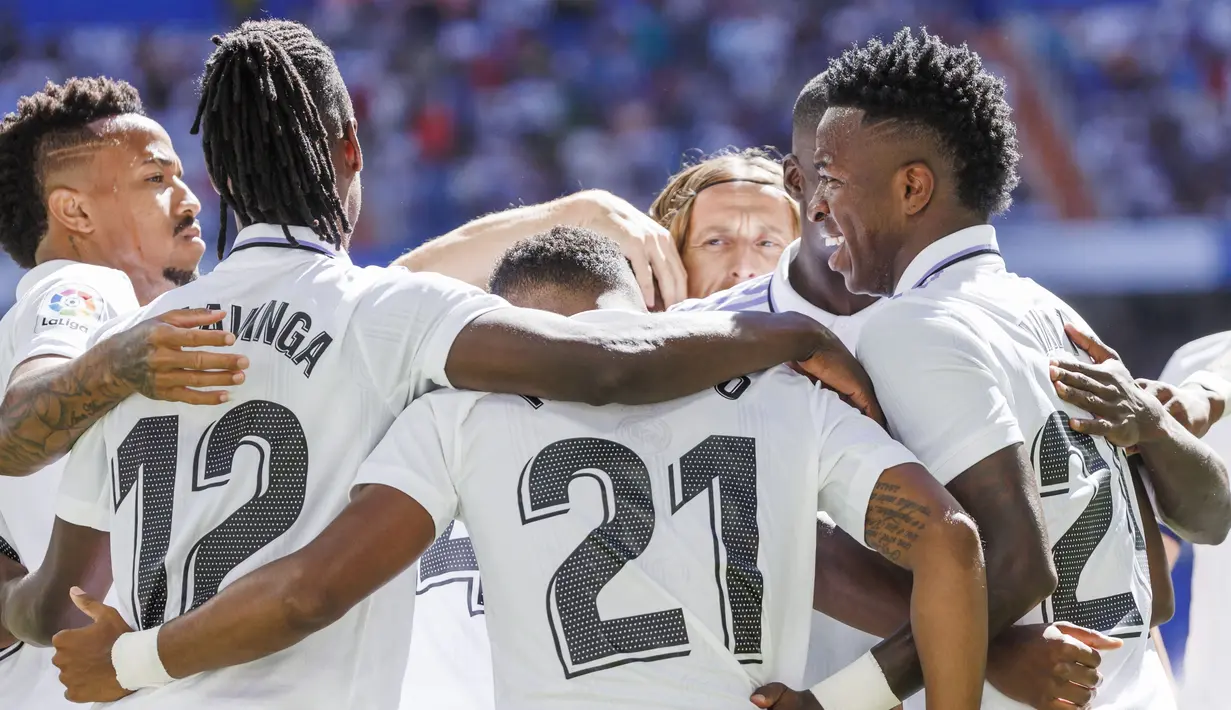 Berkat kemenangan ini, Real Madrid berada di puncak klasemen dengan raihan 12 poin. Sementara Real Betis harus puas tertahan di peringkat dua klasemen sementara La Liga. (AP/Pablo Garcia)