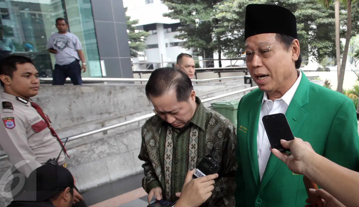Djan Faridz memberikan keterangan pers saat tiba di gedung KPK, Jakarta, Senin (15/6/2015). Kedatangan Djan dalam rangka mengajukan surat penangguhan penahan untuk mantan Menteri Agama era SBY, Suryadharma Ali. (Liputan6.com/Helmi Afandi)