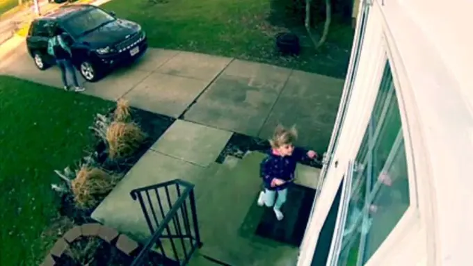 [Bintang] Buka Pintu, Gadis Cilik Ini Terbawa Angin! Tapi Kok Lucu Ya?