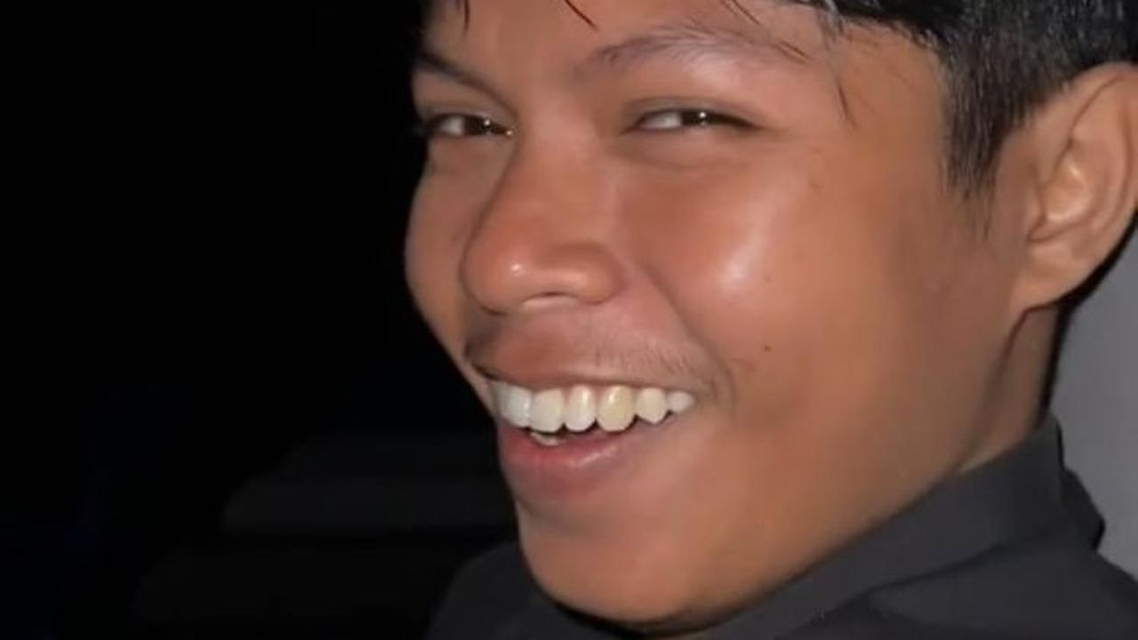 Mengetahui kekasihnya menyiapkan hal ini, pria ini pun terus menerus tersenyum.
