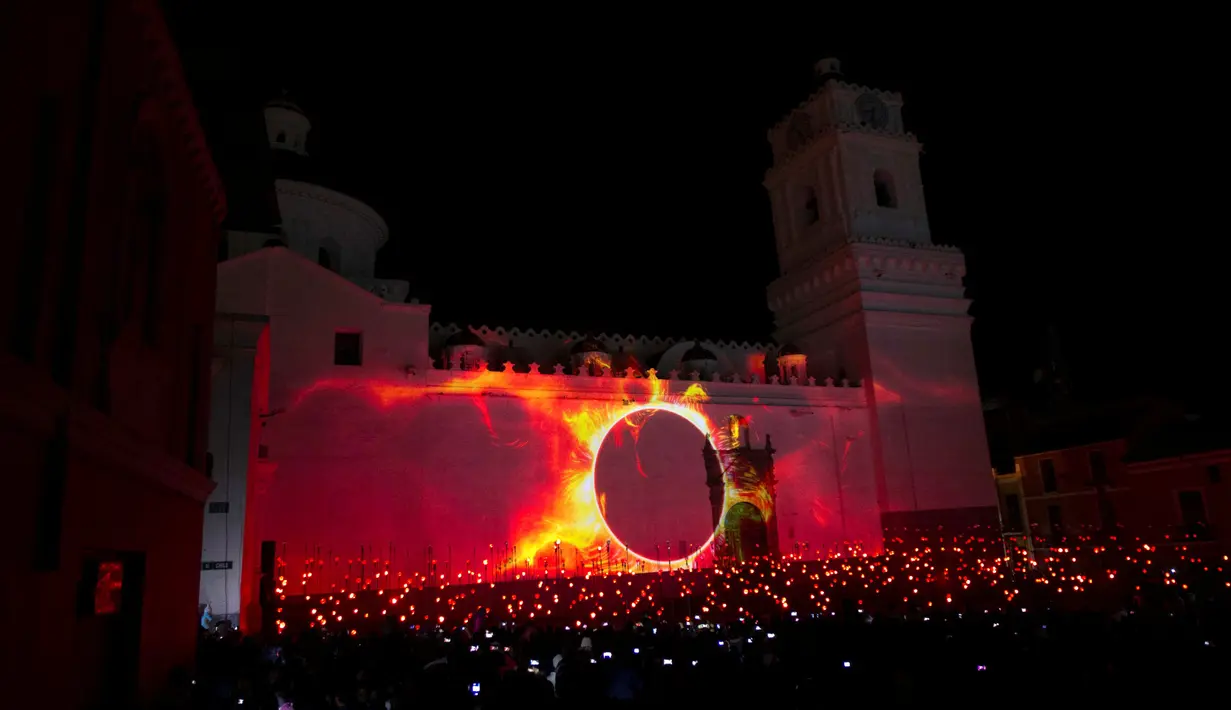 Beranekamacam gambar ditampilkan saat Pameran Cahaya di Gereja Katolik di Quito, Ekuador pada 18 Oktober 2016. Acara ini bagian dari Konferensi PBB Habitat III. (REUTERS / Guillermo Granja)