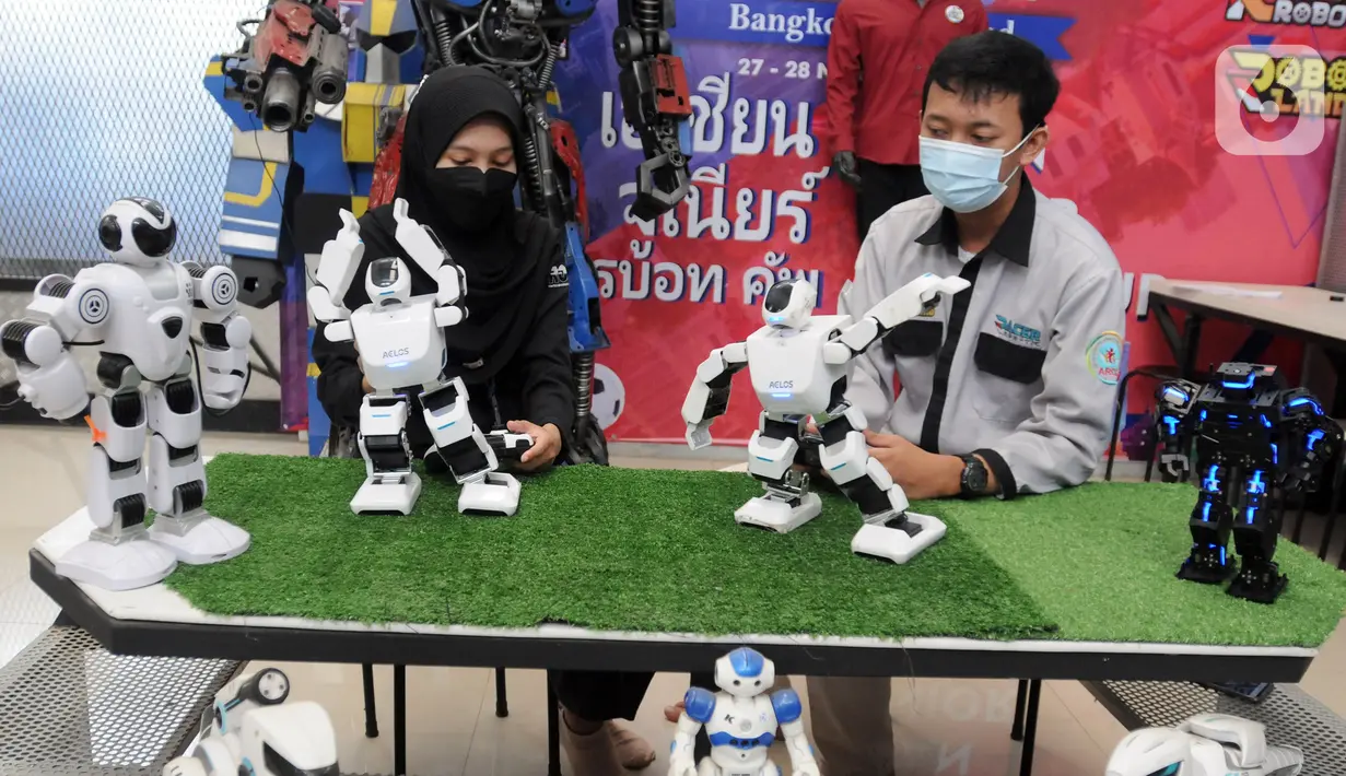 Mahasiswa magang mengoperasikan robot di Kampong Robot, Sarua, Ciputat, Tangerang Selatan, Banten, Jumat (18/3/20222). Kampong Robot di bawah naungan International Youth Robotic Associaton (IYRA) Indonesia berdiri sejak 2020. (merdeka.com/Arie Basuki)