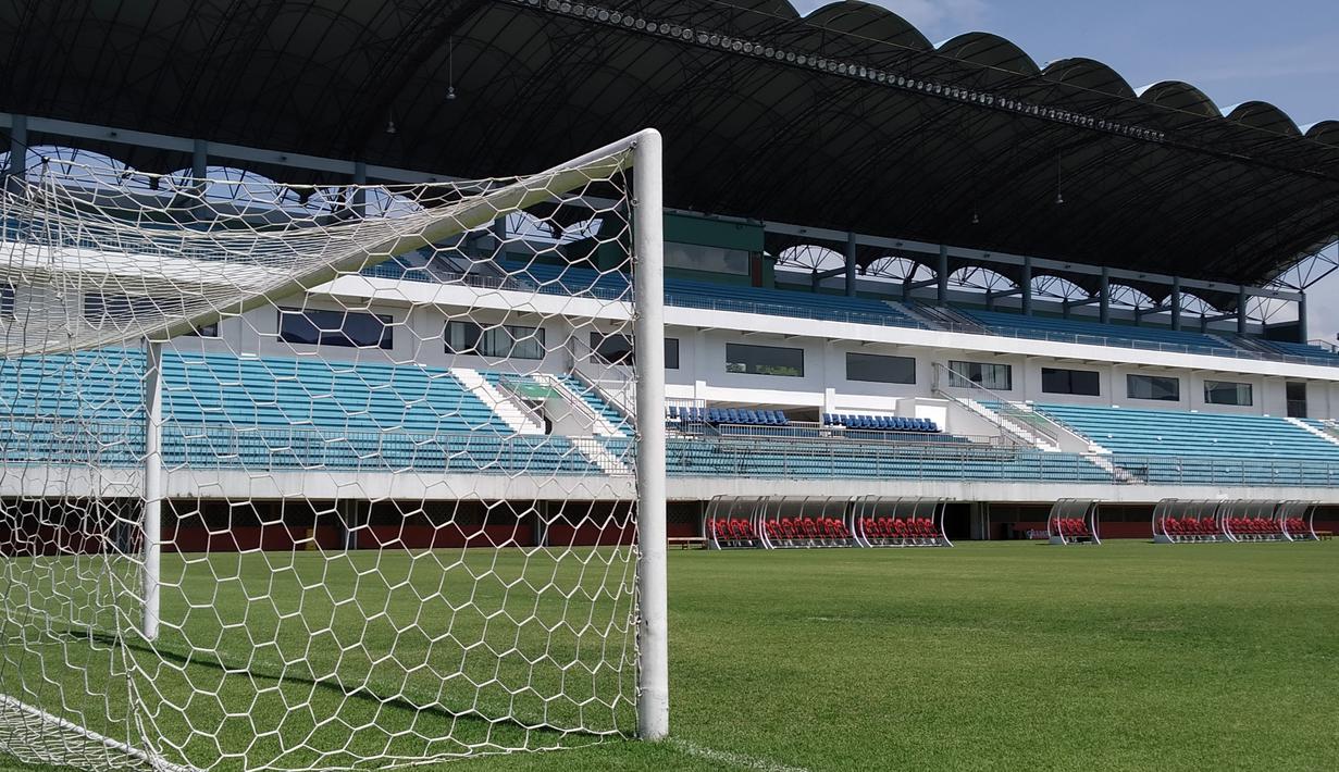 Gawang sisi selatan dengan latar belakang tribune barat Stadion Maguwoharjo. (Bola.com/Vincentius Atmaja)