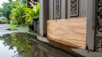 9 Cara Mengatasi Air Hujan Masuk dari Celah Pintu Rumah, Ampuh dan Mudah