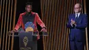Sebuah penghargaan spesial diberikan kepada Vinicius Junior atas aksinya di luar sepak bola, yakni dengan mendirikan Instituto Vini Jr. (FRANCK FIFE / AFP)