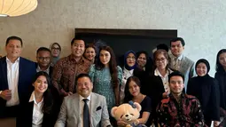 Terlihat lewat foto ini, tim kuasa hukum Otto Hasibuan mendampingi Jessica Wongso yang sebelumnya dijatuhi hukuman 20 tahun penjara hingga dapat remisi hukuman. (Liputan6.com/IG/@vanessaxkaliey)