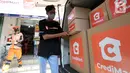 Karyawan CrediMart mengantarkan pesanan kulakan Toko Esti di Kemang, Jakarta Rabu (01/09/2021). Kolaborasi CrediMart oleh CrediBook dengan grosir konvensional juga berperan dalam meningkatkan pendapatan UMKM di segmen grosir hingga 50% perharinya. (Liputan6.com/HO/Ading)  