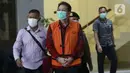 Mantan Wakil Ketua DPR RI, Azis Syamsuddin (kedua kiri) usai menjalani pemeriksaan di Gedung KPK, Jakarta, Senin (22/11/2021). KPK memeriksa Azis Syamsuddin sebagai tersangka dalam kasus pemberian suap pencairan anggaran DAK Kabupaten Lampung Tengah tahun 2017. (Liputan6.com/Helmi Fithriansyah)
