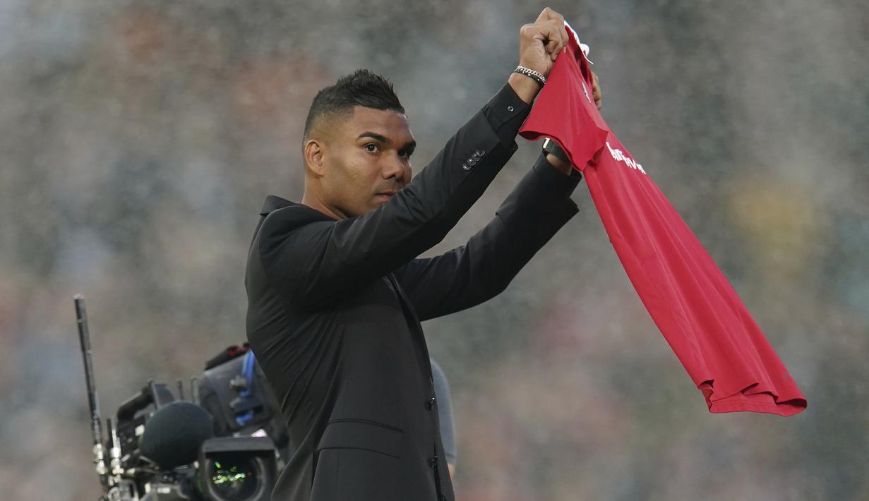 Casemiro. Gelandang Brasil yang baru saja bergabung dengan Manchester United di bursa transfer musim panas 2022/2023 usai meninggalkan Real Madrid ini tercatat menjadi salah satu pemain uzur dengan nilai transfer termahal hingga saat ini. Di usianya yang menginjak 30 tahun MU rela merogoh kocek senilai 70,65 juta euro atau setara Rp1 triliun untuk mendatangkannya dari Real Madrid. (AP/Dave Thompson)