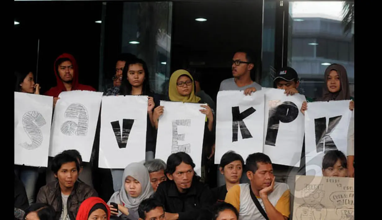 Dalam aksinya, massa menyerukan kepada seluruh masyarakat Indonesia untuk mengawal KPK agar tidak dikriminalisasi secara sistematis yang pada akhirnya akan mematikan perlawanannya terhadap koruptor, Jakarta, Sabtu (24/1). (Liputan6.com/Herman Zakharia)