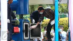Presiden Jokowi memasukkan barang bukti narkoba yang berhasil dijaring BNN untuk dimusnahkan ke dalam mesin di Monas, Jakarta, Selasa (6/12). Ini merupakan pemusnahan narkoba yang berhasil dijaring BNN selama 2 bulan terakhir. (Liputan6.com/Faizal Fanani)