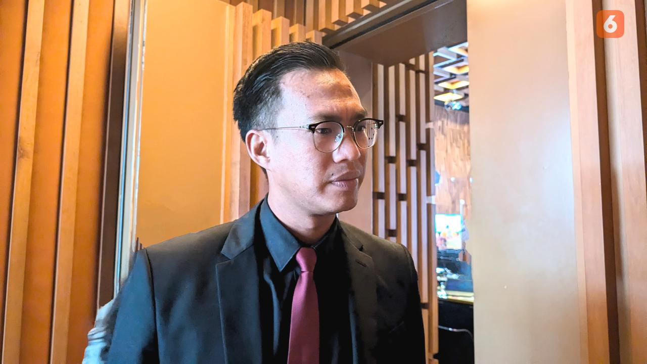 Dokter spesialis ortopedi Konsultan Tulang Belakang, RS EMC Pulomas, Nicko Perdana Hardiansyah memberi tanggapan soal kebiasaan yang sebabkan skoliosis.