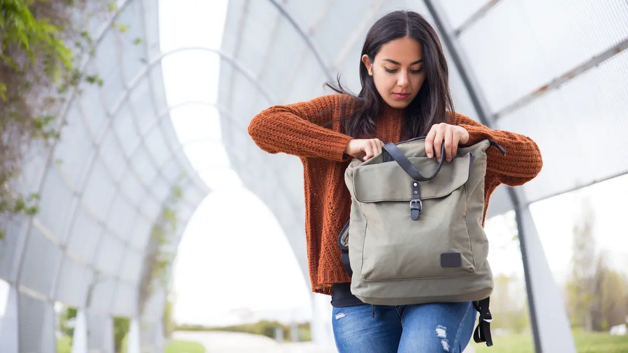 Ilustrasi Wanita Menggunakan Backpack