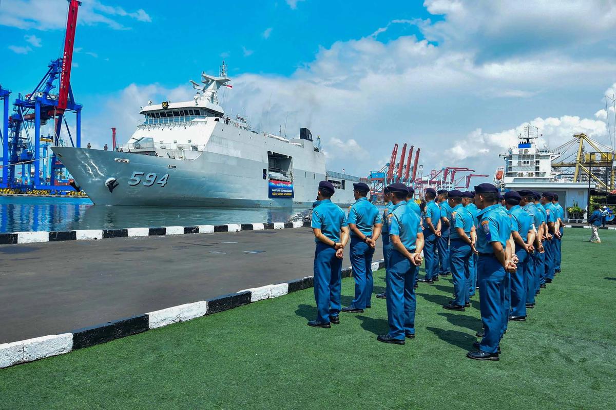 FOTO: Menko IPK Lepas KRI Semarang Kirim Bantuan ke Wilayah Bencana Sumatera