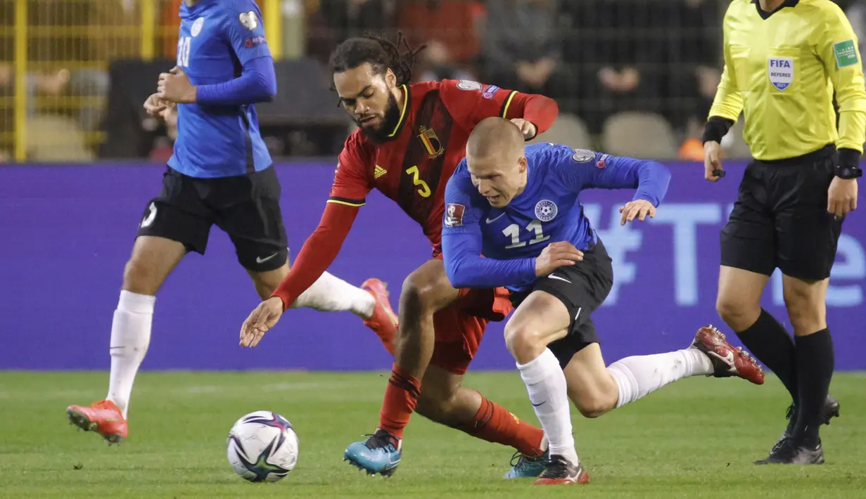 Pemain Estonia, Hindrek Ojamaa berebut bola dengan bek Belgia, Jason Denayer pada pertandingan pertandingan grup E kualifikasi Piala Dunia 2022 di stadion King Baudouin di Brussels, Minggu (14/11/2021). Belgia menjadi wakil keempat Eropa yang menyegel tempat di Piala Dunia 2022. (AP Photo/Olivier Ma