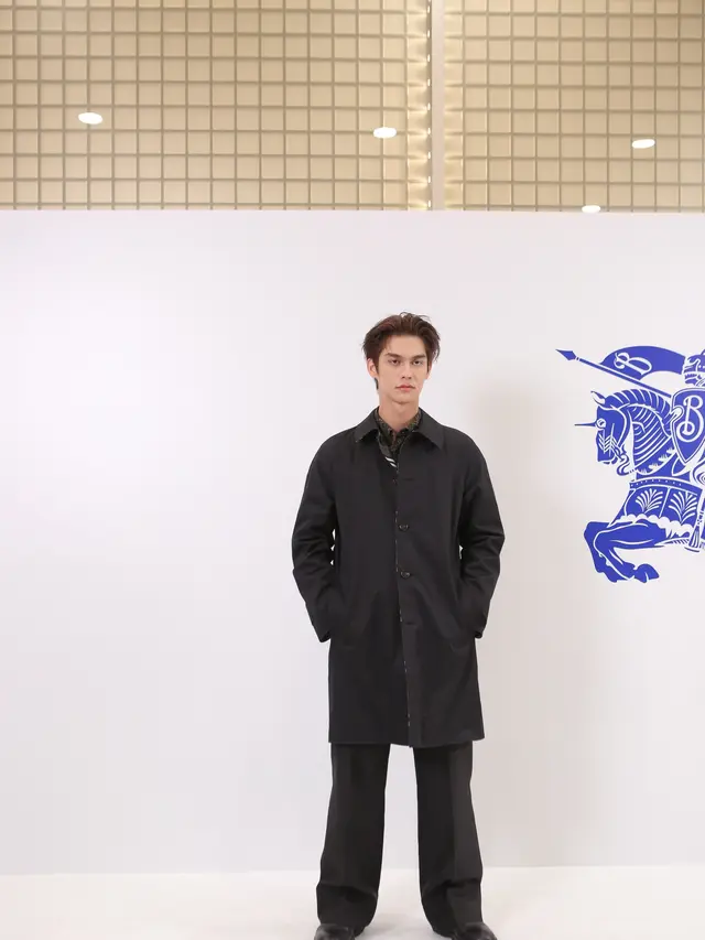 6 Pesona Maskulin Bright Vachirawit dalam Balutan Outerwear Ikonik di Acara Eksklusif Burberry Jakarta