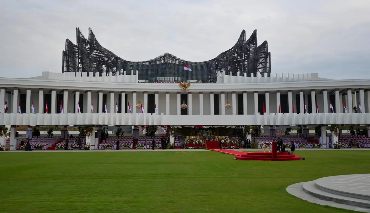 Namun, Otoritas IKN juga akan menggelar upacara 17 Agustus 2025 di Istana Garuda IKN di Penajam Paser Utara, Kalimantan Timur. Tampak dalam foto, pemandangan umum yang menunjukkan Istana Kepresidenan di Ibu Kota Nusantara, di Sepaku, Penajam Paser Utara, Kalimantan Timur, pada 17 Agustus 2024, selama perayaan yang menandai Hari Kemerdekaan Indonesia ke-79. (BAY ISMOYO/AFP)