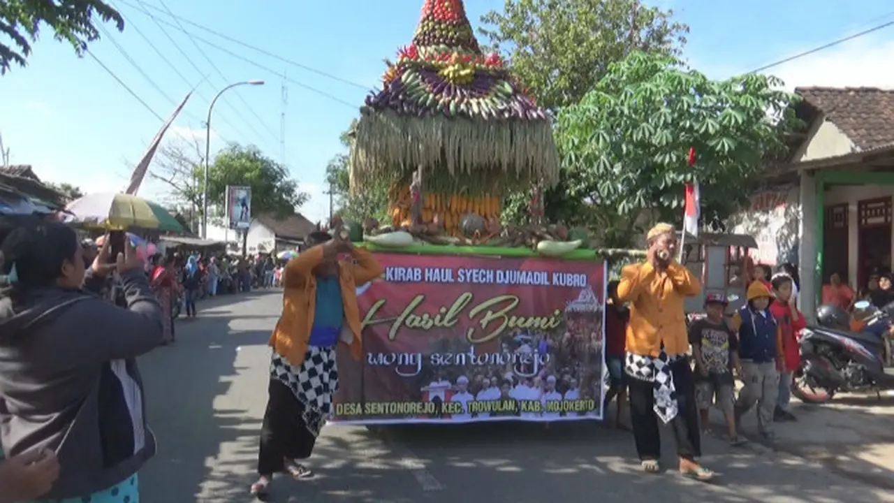 Warga Mojokerto Berebut Gunungan Berkah di Makam Syech Jumadil Kubro