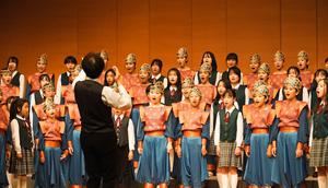 The Resonanz Children's Choir, paduan suara anak dari Jakarta, berkolaborasi dengan paduan suara anak dari Jepang membawakan sederetan lagu di program khusus. (dok, TRCC via Indonesia Kaya)