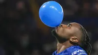 Pemain Chelsea, Christopher Nkunku melakukan selebrasi meniup balon setelah mencetak gol ke gawang Servette pada leg pertama playoff UEFA Conference League 2024 di Stamford Bridge, London, Jumat (23/08/2024). (AP Photo/Alastair Grant)
