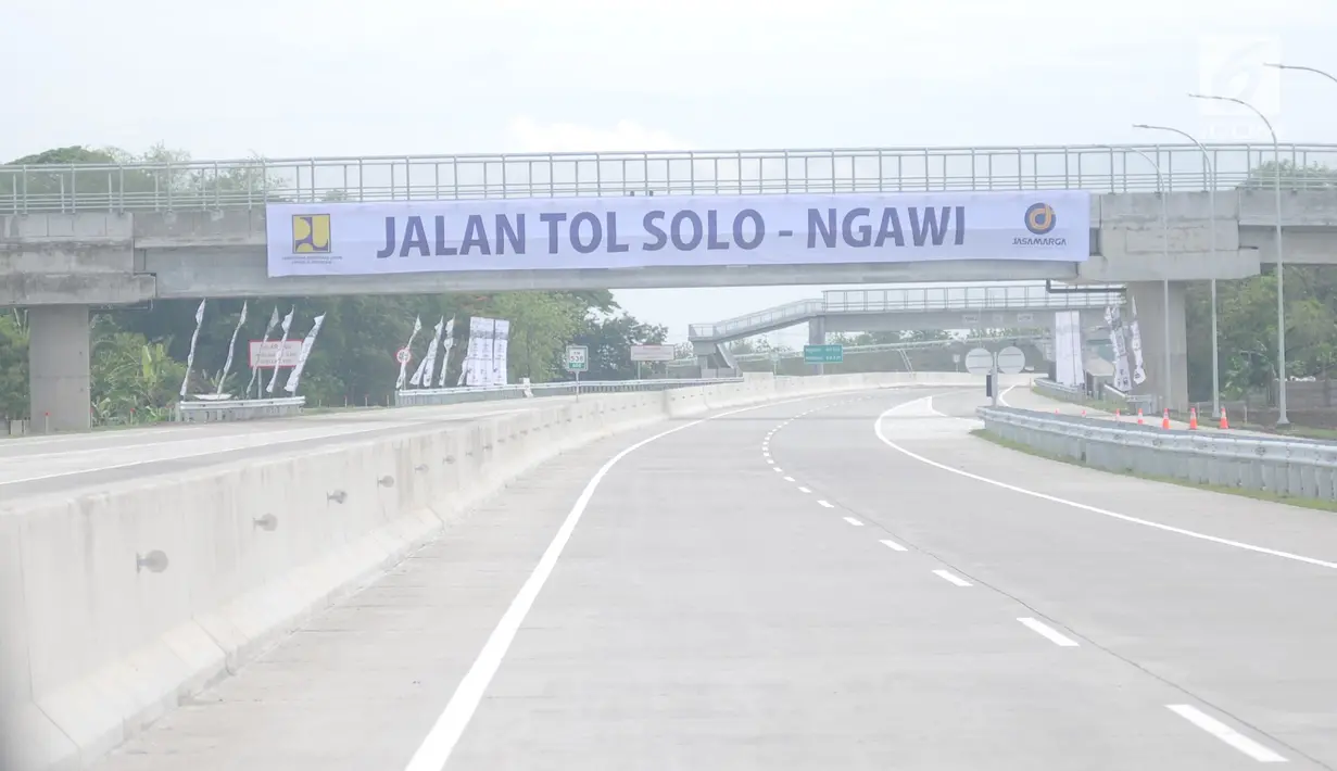 Suasana jalan tol Sragen-Ngawi di kilometer 538 jalan tol Solo-Ngawi, Jawa Tengah, Rabu (28/11). Setelah diresmikan, tol sepanjang 50,9 kilometer tersebut akan digratiskan selama seminggu. (Liputan6.com/Angga Yuniar)