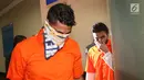 Terduga pemalsu visa asing berjalan di Kantor Imigrasi Kelas I Jakarta Pusat, Selasa (6/3). Pihak imigrasi mengamankan empat warga negara asing (WNA). (Liputan6.com/Arya Manggala)