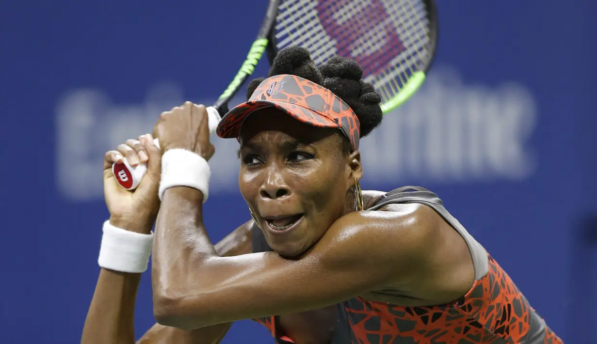 Petenis Amerika Serikat, Venus Williams, saat pertandingan melawan petenis Ceko, Petra Kvitova, pada turnamen AS Terbuka di New York, Rabu (6/9/2017). Venus Williams menang 6-3, 3-6, 7-6 (7-2) atas Petra Kvitova. (AP/Kathy Willens)