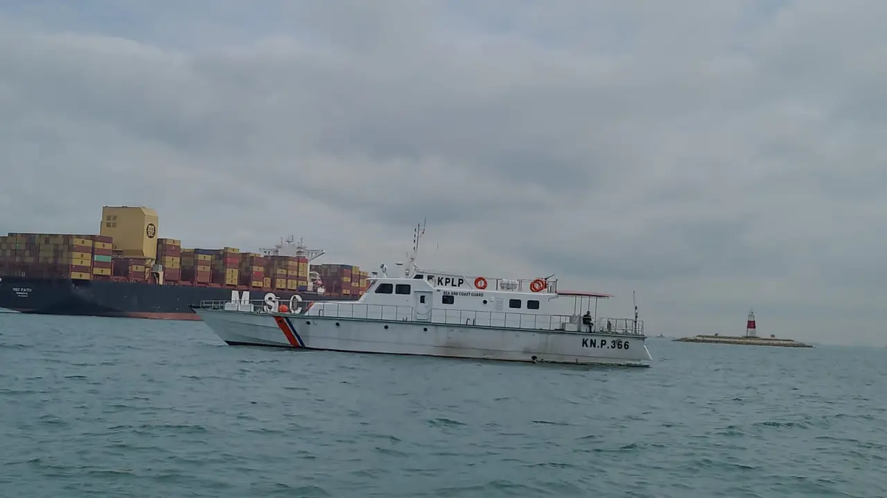 Kemenhub berhasil melakukan evakuasi kapal kargo MSC Faith yang kandas di wilayah perbatasan Indonesia - Singapura