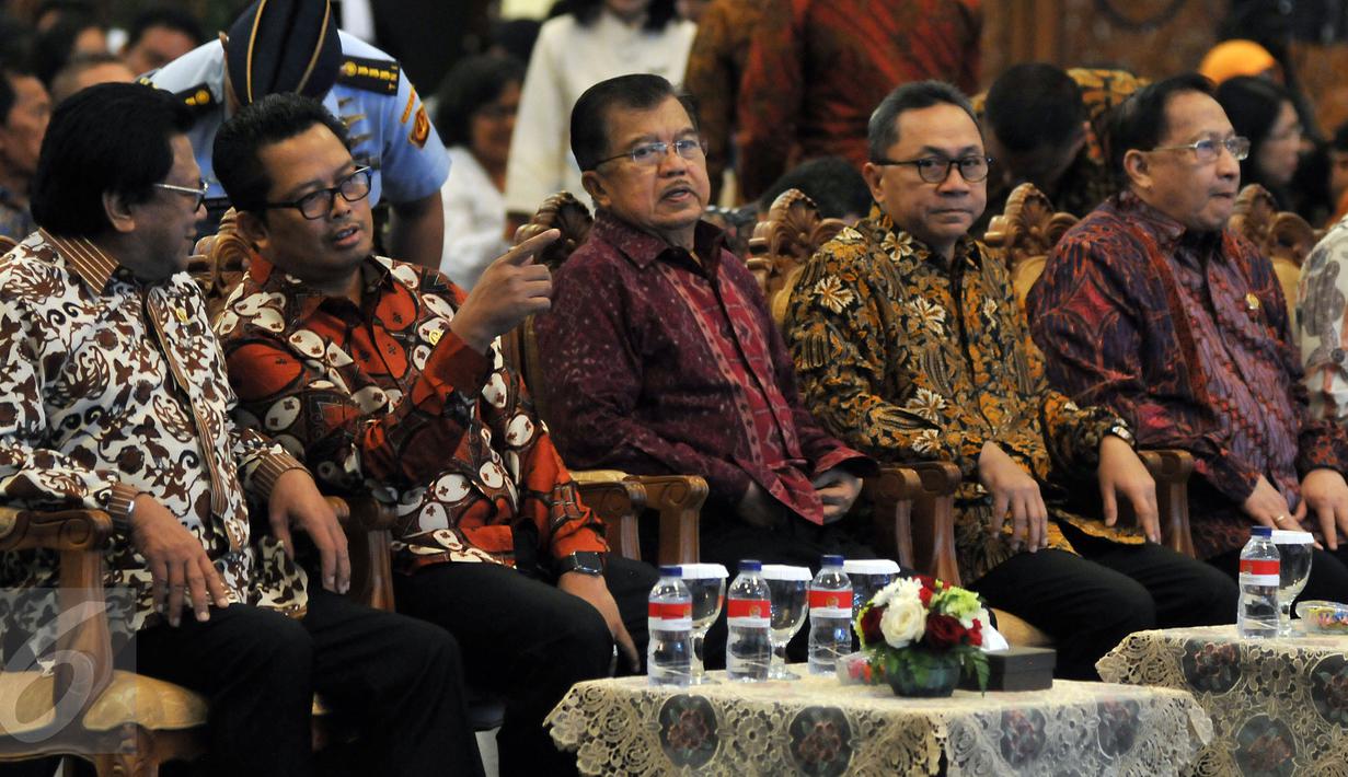 Wakil Presiden Jusuf Kalla (tengah) di dampingi Ketua MPR Zulkifli Hasan bersama empat Wakil Ketua MPR saat menghadiri acara Peringatan Hari Konstitusi di Gedung Nusantara IV, Kompleks Parlemen, Senayan, Jakarta, Kamis (18/8). (Liputan6.com/Johan Tallo)