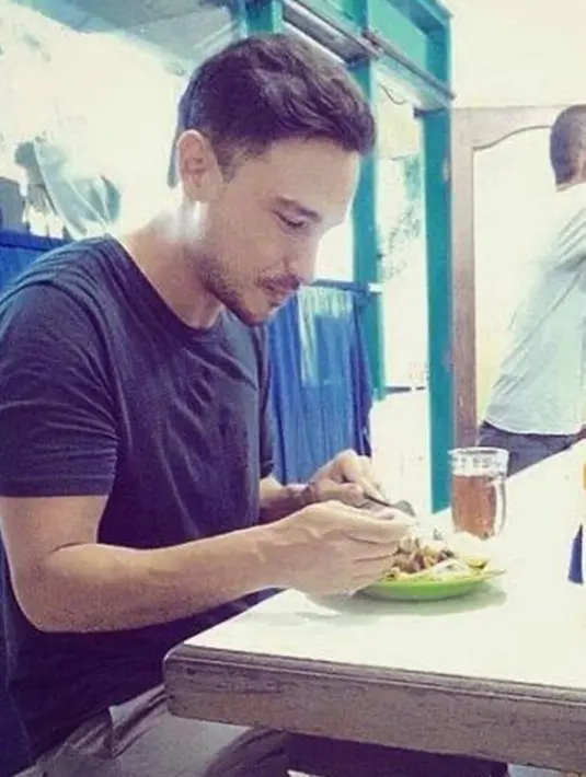 Hamish Daud pernah terlihat sedang menikmati makanan di warteg. Gaya sederhana Hamish Daud pun curi perhatian. Hanya mengenakan kaus hitam, membuat Hamish Daud yang tampil sederhana jadi sorotan. Banyak warganet terkesima dengan gaya sederhana istri dari Raisa ini. (Liputan6.com/IG/hamishdaud)