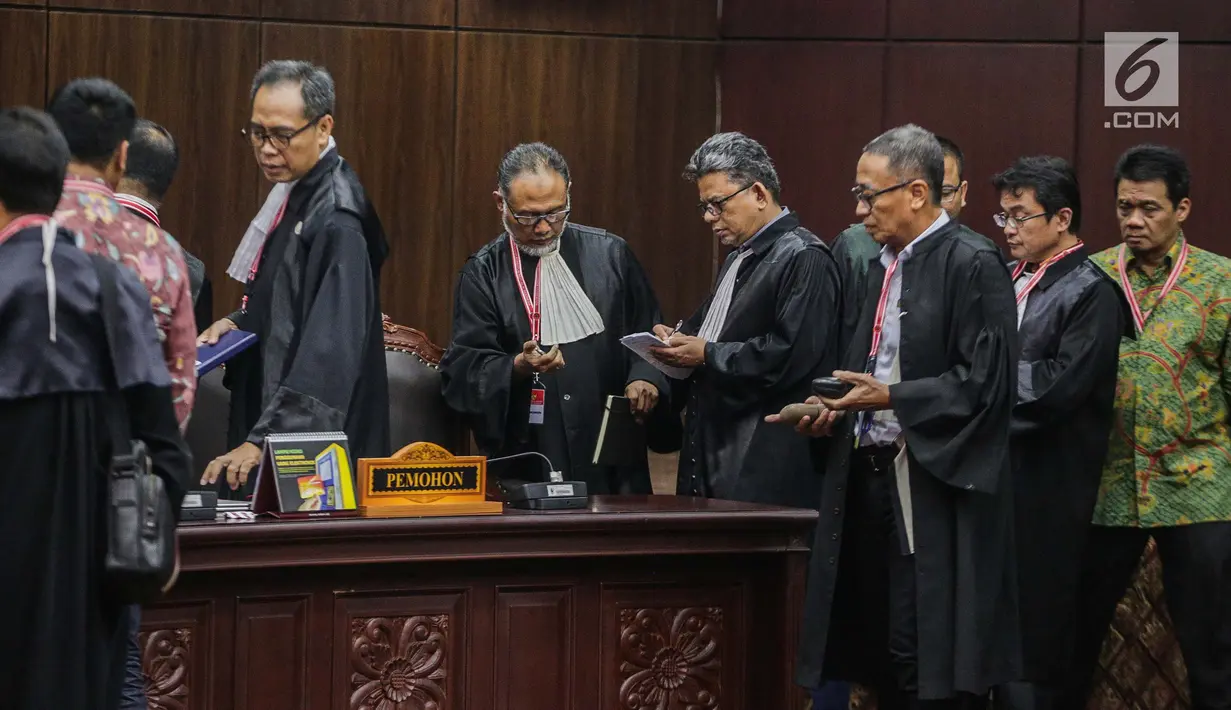 Ketua Tim Hukum Prabowo-Sandiaga, Bambang Widjojanto (tengah) saat hakim menskors sidang putusan hasil sengketa pilpres 2019 di Gedung Mahkamah Konstitusi (MK), Jakarta, Kamis (27/6/2019). Hakim Ketua Anwar Usman menskors sidang selama satu jam untuk istirahat dan salat. (Liputan6.com/FaizalFanani)